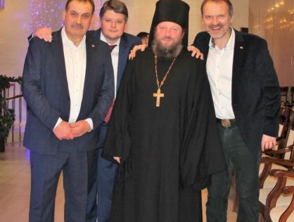 Плечом к плечу